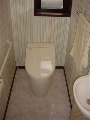 グリーンの壁紙で爽やかトイレに